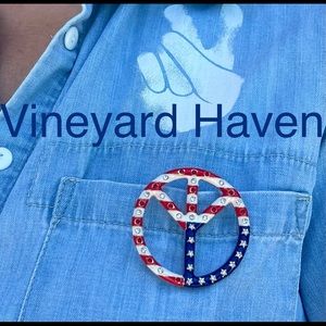 VINEYARD HAVEN patriotic American flag piece sign brooch